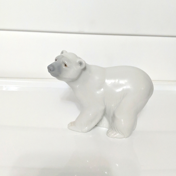 Lladro ATTENTIVE POLAR BEAR - Picture 1 of 5